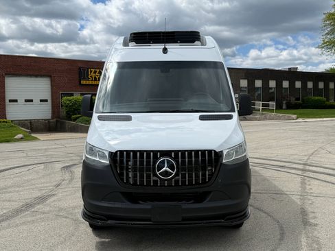Used 2019 Freightliner Sprinter 3500 RWD image 2