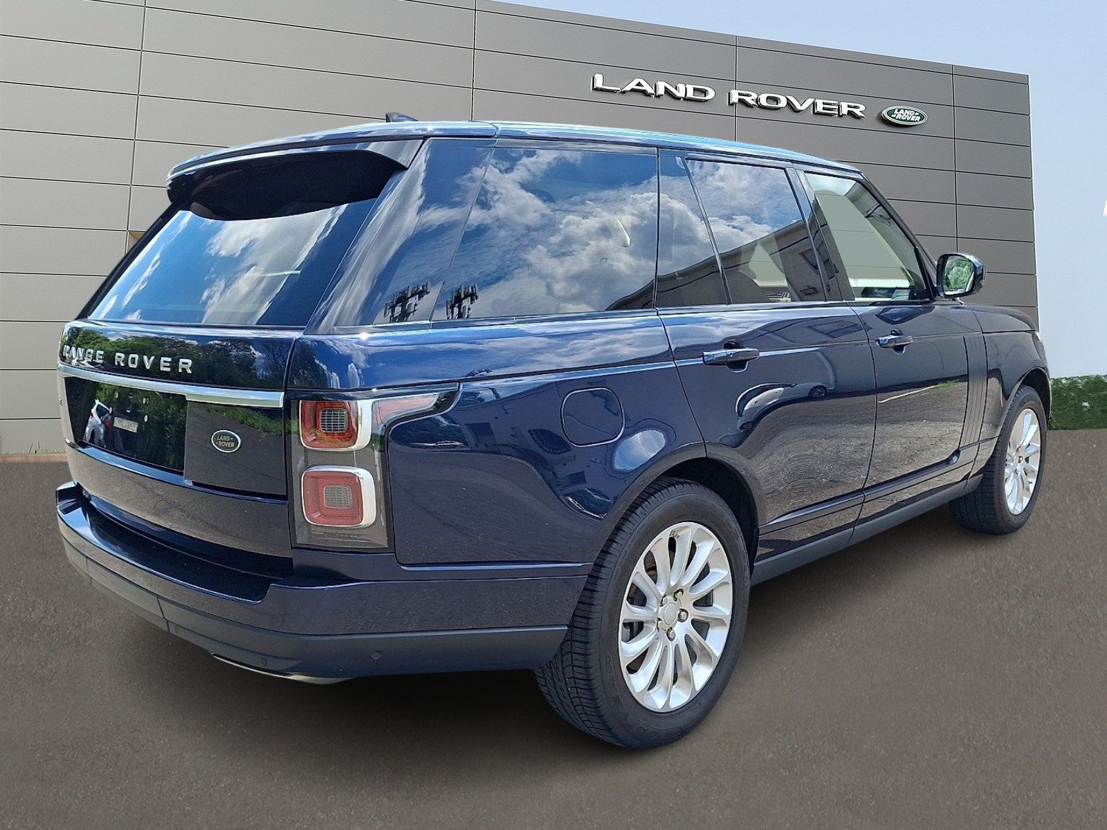 Used 2018 Land Rover Range Rover HSE AWD/4WD image 2