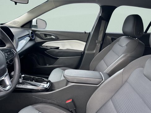 Used 2025 Chevrolet Trax LT w/ LT Convenience Package image 11