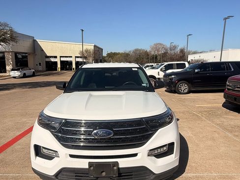 Used 2020 Ford Explorer XLT w/ Equipment Group 202A image 4