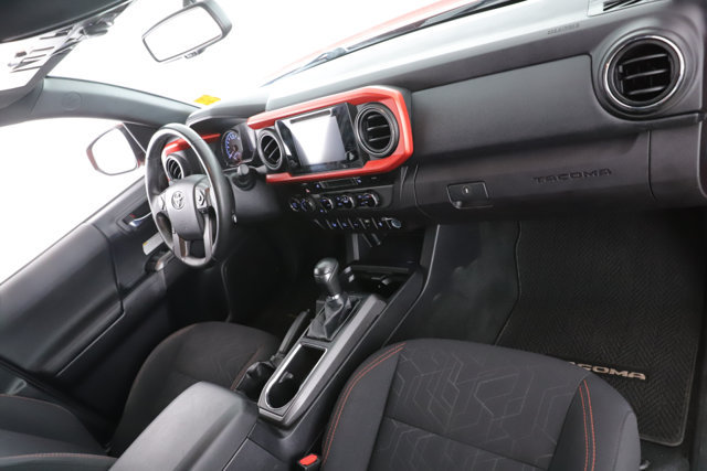 Used 2017 Toyota Tacoma TRD Off-Road w/ Premium & Technology Package AWD/4WD image 30