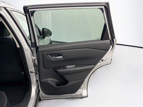 Used 2025 Nissan Rogue SV FWD image 30
