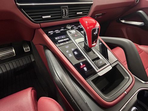 Used 2023 Porsche Cayenne Turbo image 21
