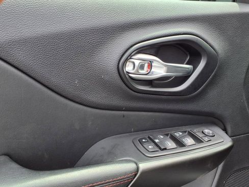 Used 2021 Jeep Cherokee Trailhawk image 6