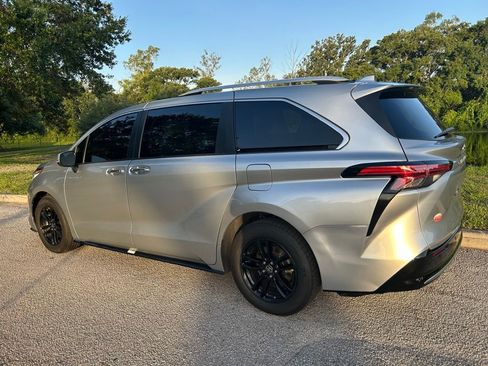 Used 2022 Toyota Sienna Limited FWD image 4