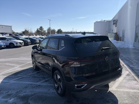 New 2026 Volkswagen Taos SE image 6
