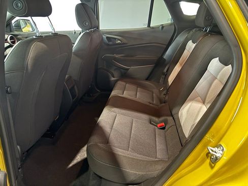 Used 2025 Chevrolet Trax RS w/ Sunroof Package FWD image 17