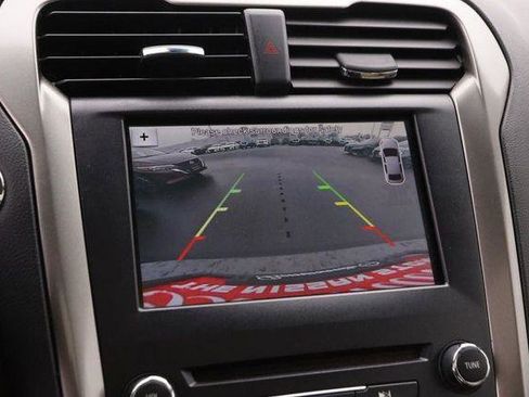 Used 2017 Ford Fusion SE w/ Fusion SE Technology Package image 18