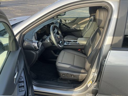 Used 2026 Chevrolet Equinox LT w/ Convenience Package II image 9
