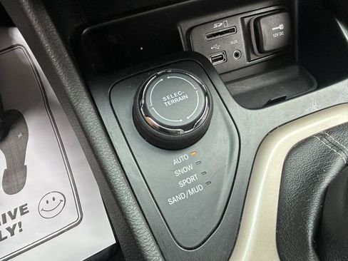 Used 2015 Jeep Cherokee Latitude w/ Cold Weather Group AWD/4WD image 26