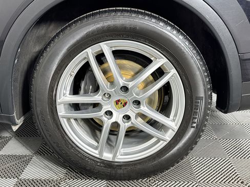 Used 2016 Porsche Cayenne w/ Premium Package image 47