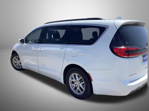 Used 2022 Chrysler Pacifica Touring-L FWD image 2