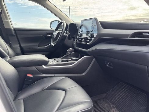 Used 2022 Toyota Highlander XLE image 26