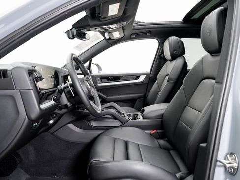 Used 2025 Porsche Cayenne image 6