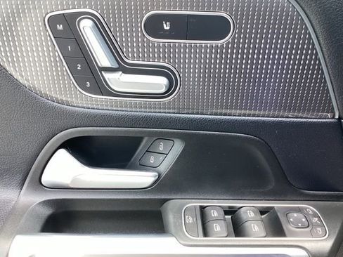 Used 2021 Mercedes-Benz GLB 250 4MATIC image 12