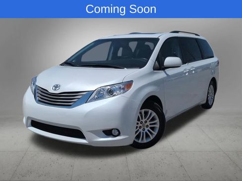 Used 2015 Toyota Sienna XLE FWD image 1