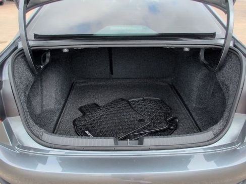 Used 2024 Volkswagen Jetta SE image 9