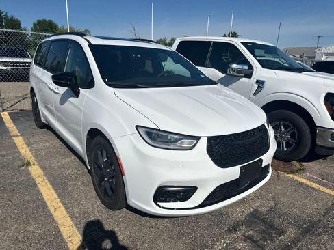 Used 2025 Chrysler Pacifica Limited FWD image 5