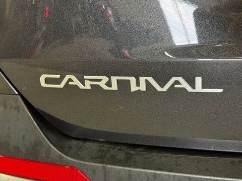 Used 2025 Kia Carnival FWD image 35