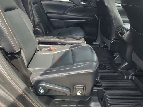 Used 2019 Toyota Highlander XLE AWD/4WD image 18