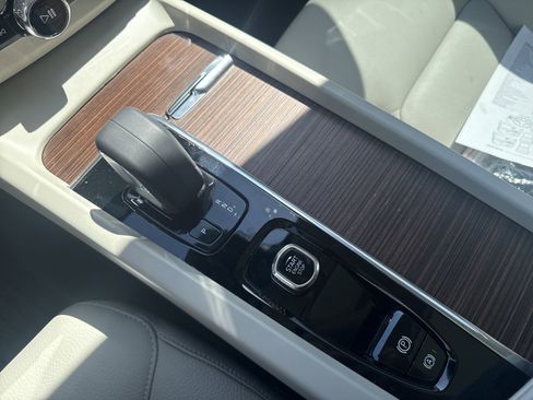 Used 2022 Volvo XC60 B5 Momentum w/ Climate Package image 31