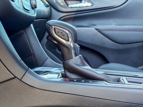 Used 2022 Chevrolet Equinox RS w/ Infotainment Package image 21