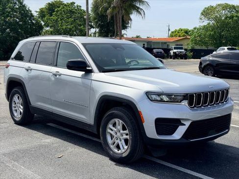 Used 2024 Jeep Grand Cherokee Laredo RWD image 8
