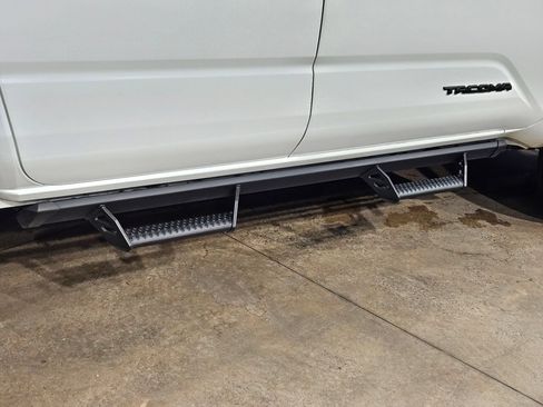 Certified 2025 Toyota Tacoma SR5 AWD/4WD image 35