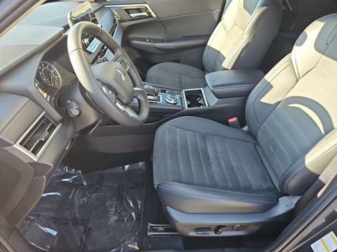 Used 2024 Mitsubishi Outlander SE image 16