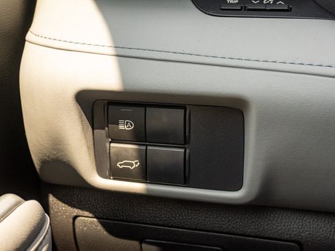 Used 2021 Toyota Highlander XLE FWD image 28