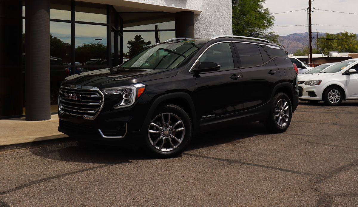 Used 2023 GMC Terrain SLT AWD/4WD image 2