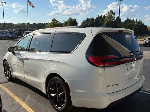 Used 2025 Chrysler Pacifica Limited FWD image 2