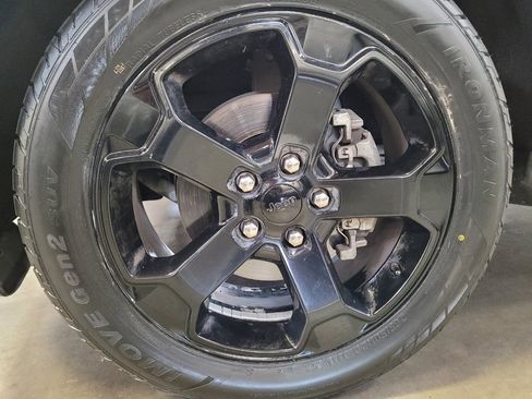 Used 2019 Jeep Grand Cherokee Laredo AWD/4WD image 31