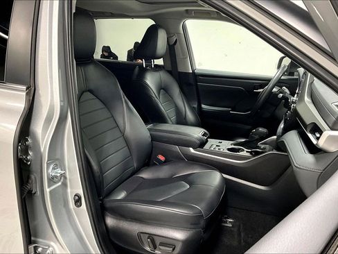 Used 2024 Toyota Highlander XLE image 10