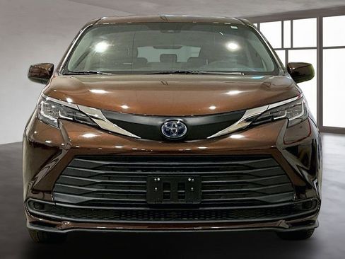 Used 2021 Toyota Sienna LE AWD/4WD image 4