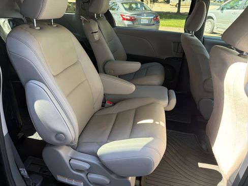 Used 2020 Toyota Sienna L FWD image 37