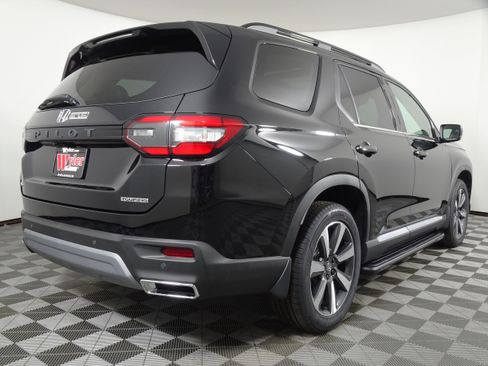 New 2025 Honda Pilot Touring image 3