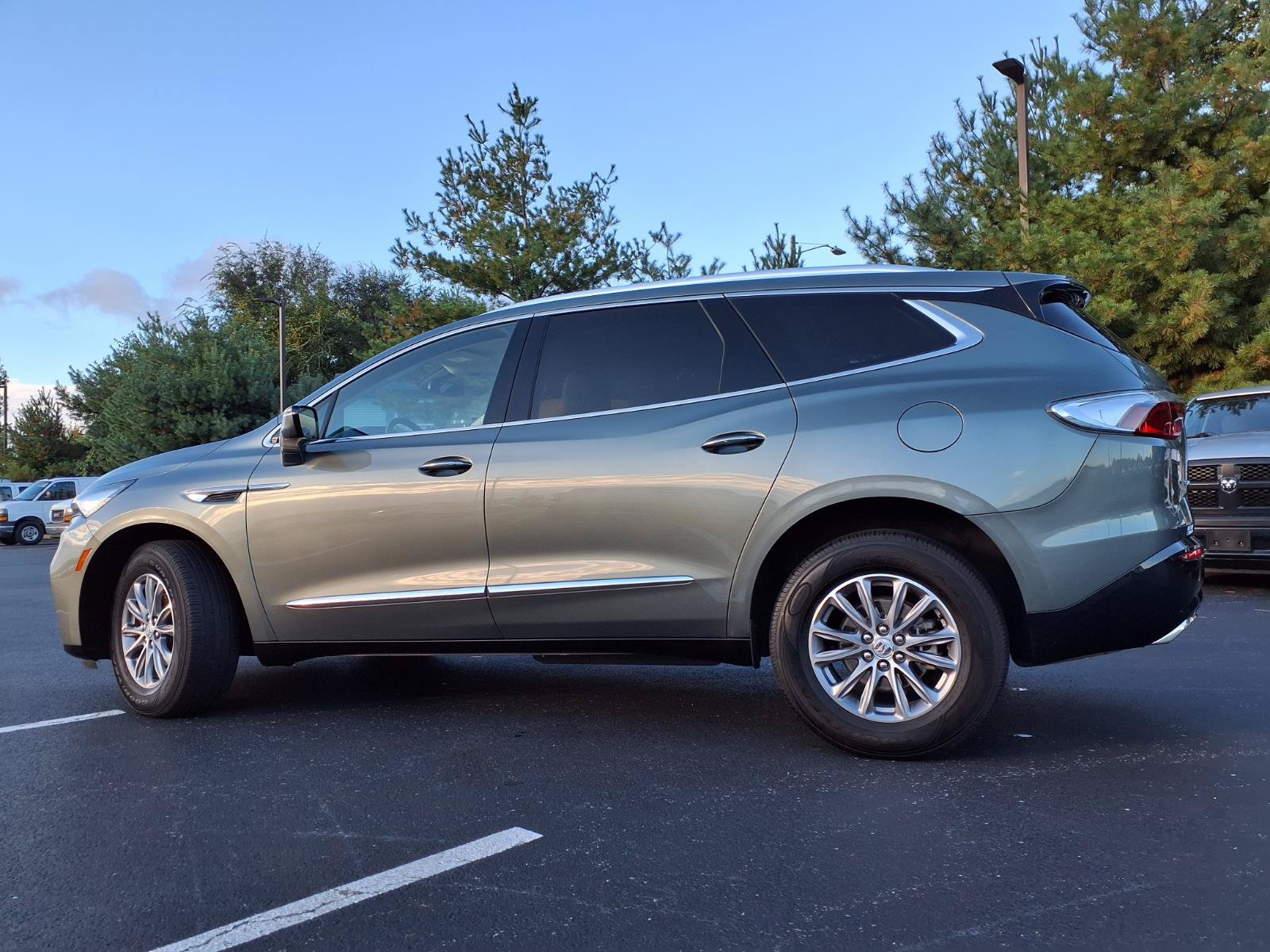 Used 2023 Buick Enclave Essence AWD/4WD image 29