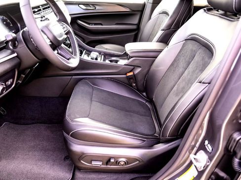 New 2025 Jeep Grand Cherokee Altitude image 11