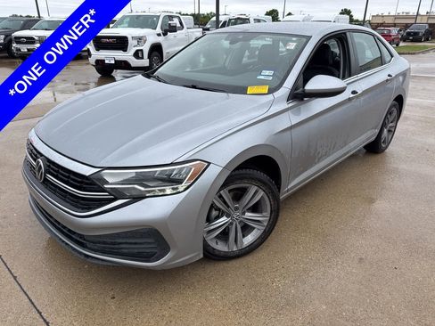 Used 2023 Volkswagen Jetta SE image 1
