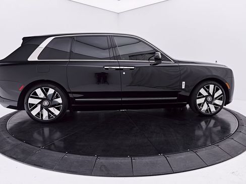 Used 2025 Rolls-Royce Cullinan AWD/4WD image 21
