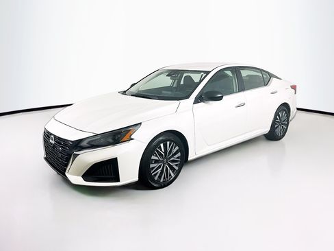 Used 2025 Nissan Altima 2.5 SV FWD image 3