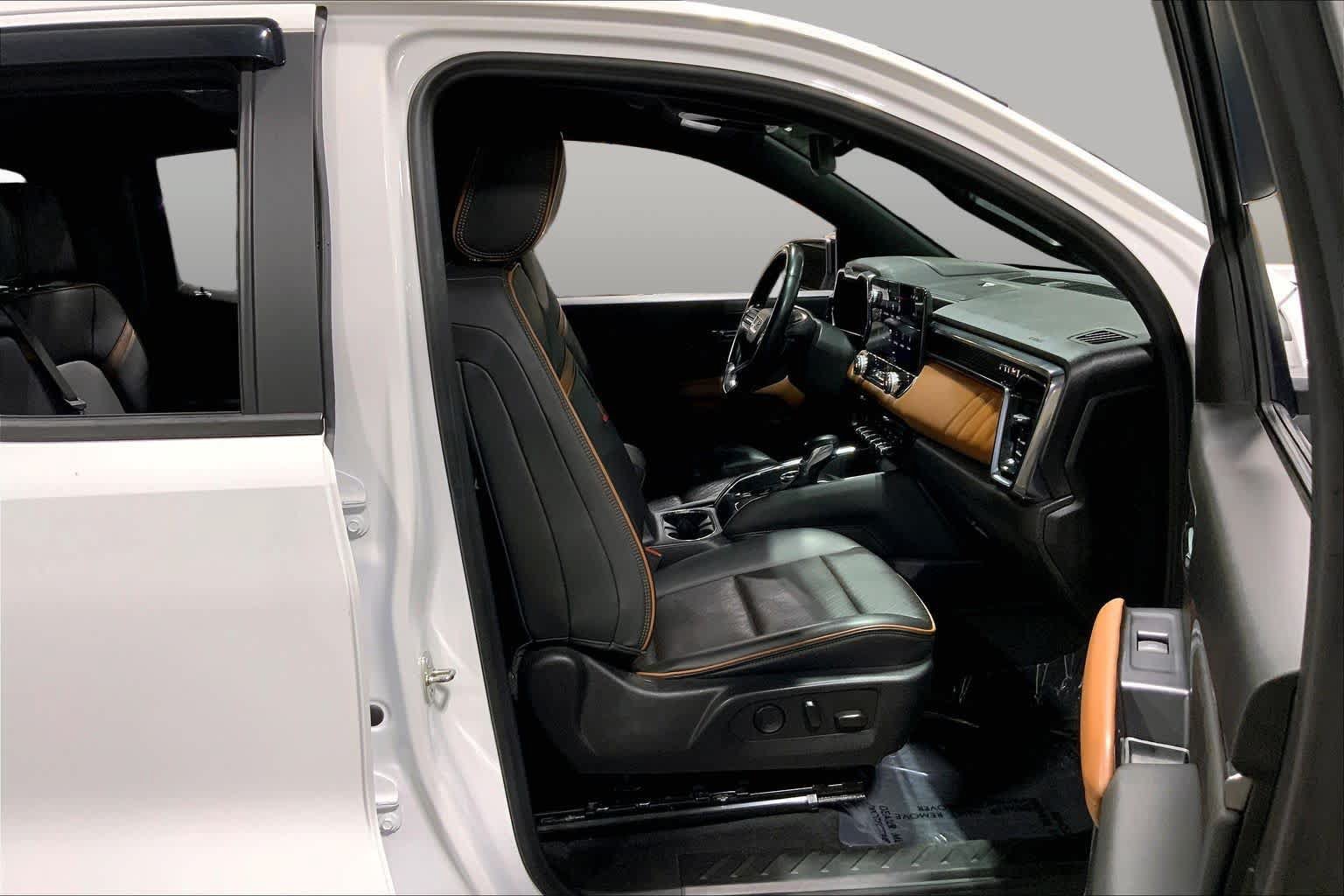 Used 2023 GMC Canyon AT4 w/ AT4 Premium Package AWD/4WD image 9