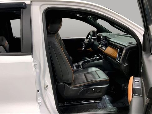Used 2023 GMC Canyon AT4 w/ AT4 Premium Package AWD/4WD image 9