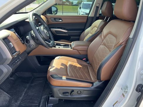 Used 2024 Nissan Pathfinder Platinum image 8