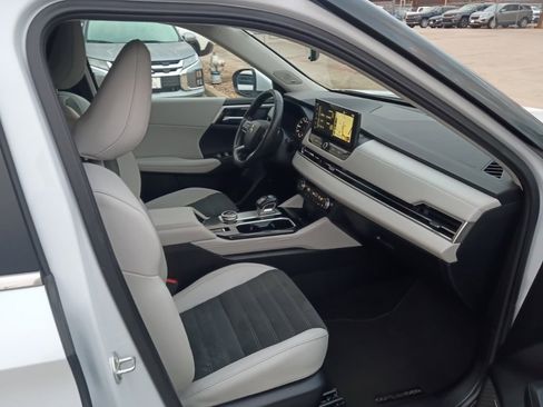 Used 2025 Mitsubishi Outlander SE image 8