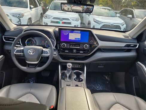 Used 2023 Toyota Highlander Bronze Edition image 9