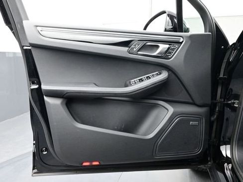 Certified 2025 Porsche Macan AWD/4WD image 7