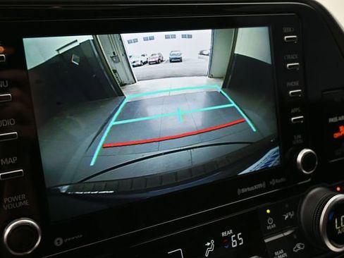 Used 2021 Toyota Highlander XLE AWD/4WD image 35