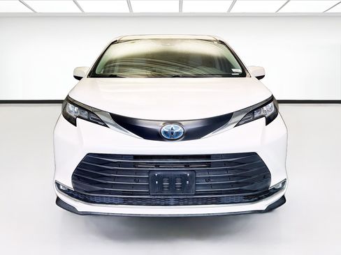 Used 2021 Toyota Sienna XLE FWD image 2